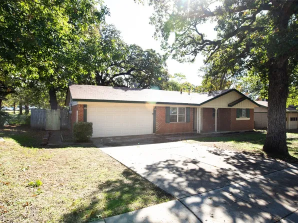 524 E Redbud Dr, Hurst, TX 76053