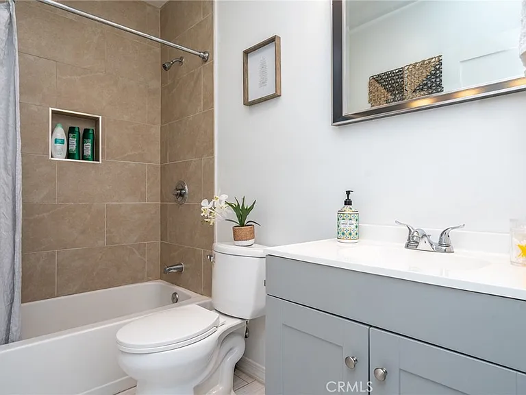 423 E Stuart Ave — Photo 34