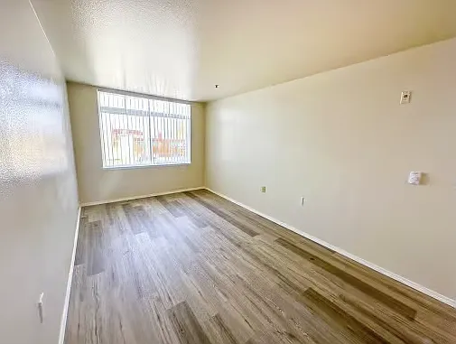 Colby Crest Apartments — Photo 13