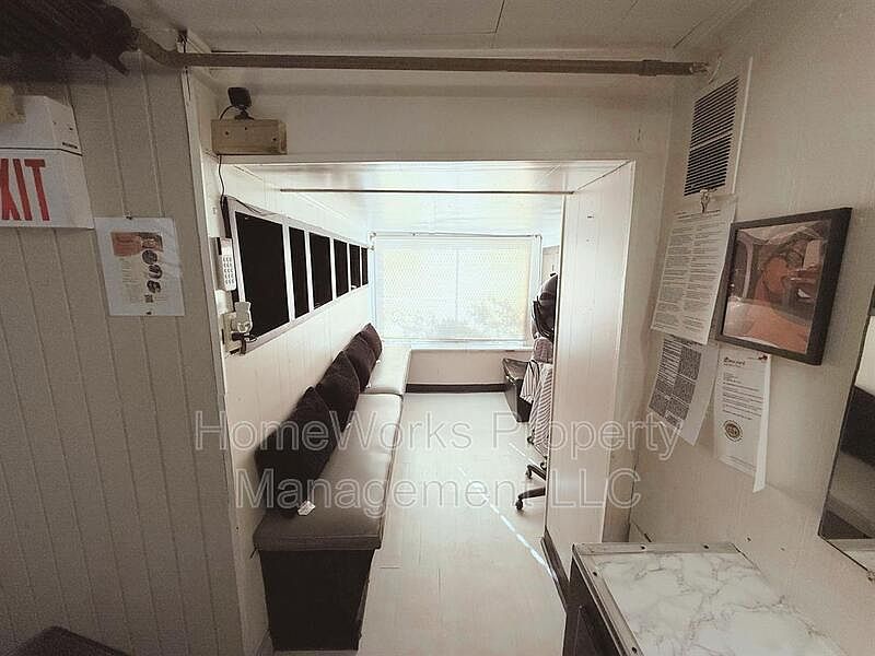 Building Photo 4