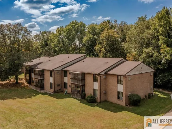 8 Pine Cluster Cir Unit F, Manalapan, NJ 07726