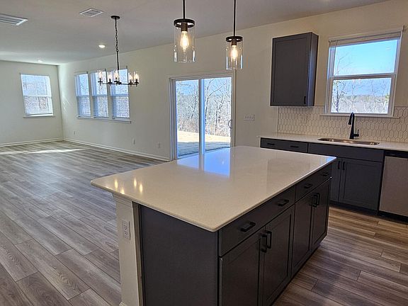 5th image of 23 Chestnut Oak Ln