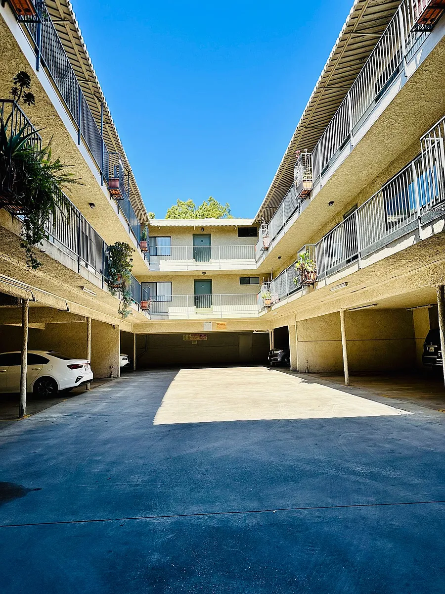 Building Photo - 6545 Hazeltine Ave. Van Nuys, CA. 91401
