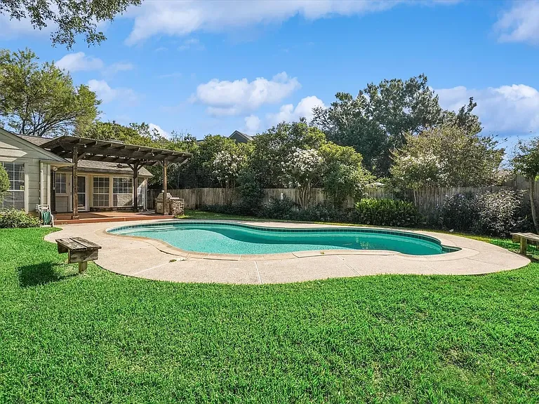 521 Chasewood Dr — Photo 17