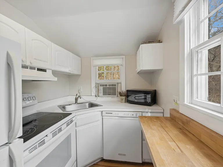 31 Wainscott Stone Rd — Photo 18