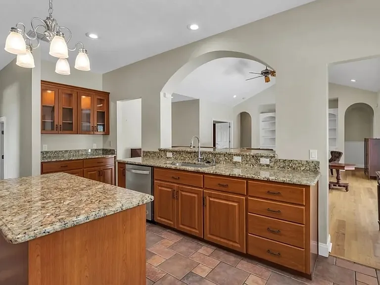 143 Shannon Oaks Dr — Photo 3