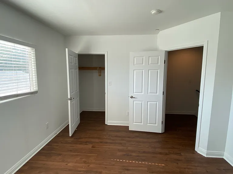1135 W 39th Pl — Photo 15