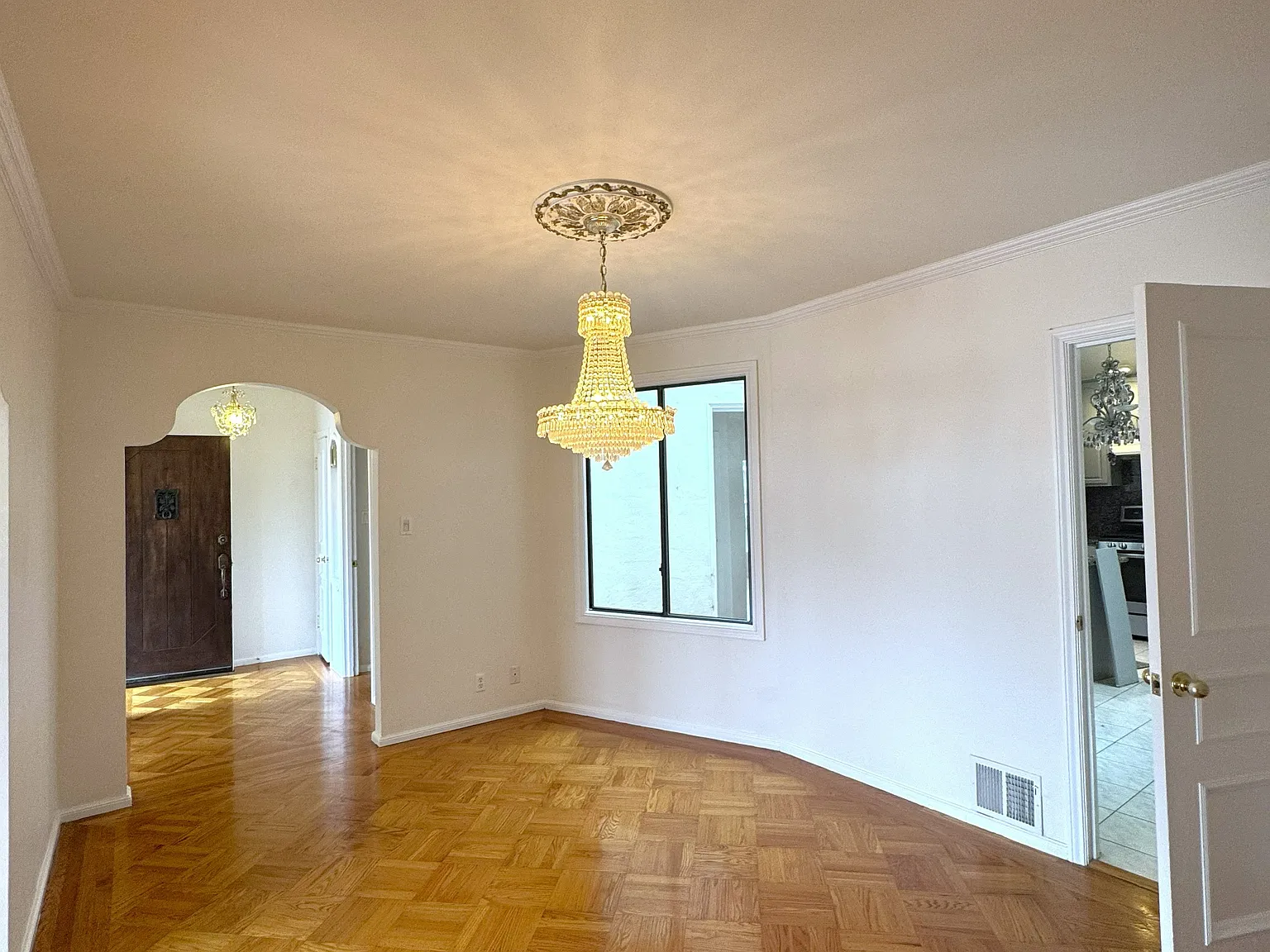 4 bed, 2.5 bath, $9,000 — Photo 4