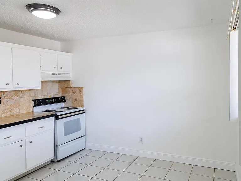 6211 SW 37th St #211 — Photo 5