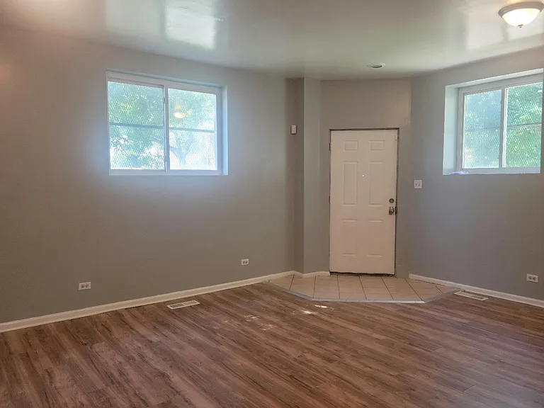 8801 S Escanaba Ave #1F — Photo 1