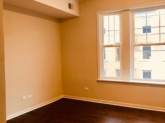 3rd image of 4624 S Lake Park Ave APT 2W