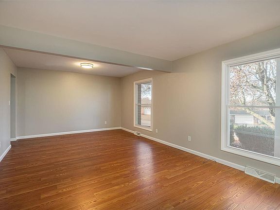 3rd image of 800 Wilshire Dr