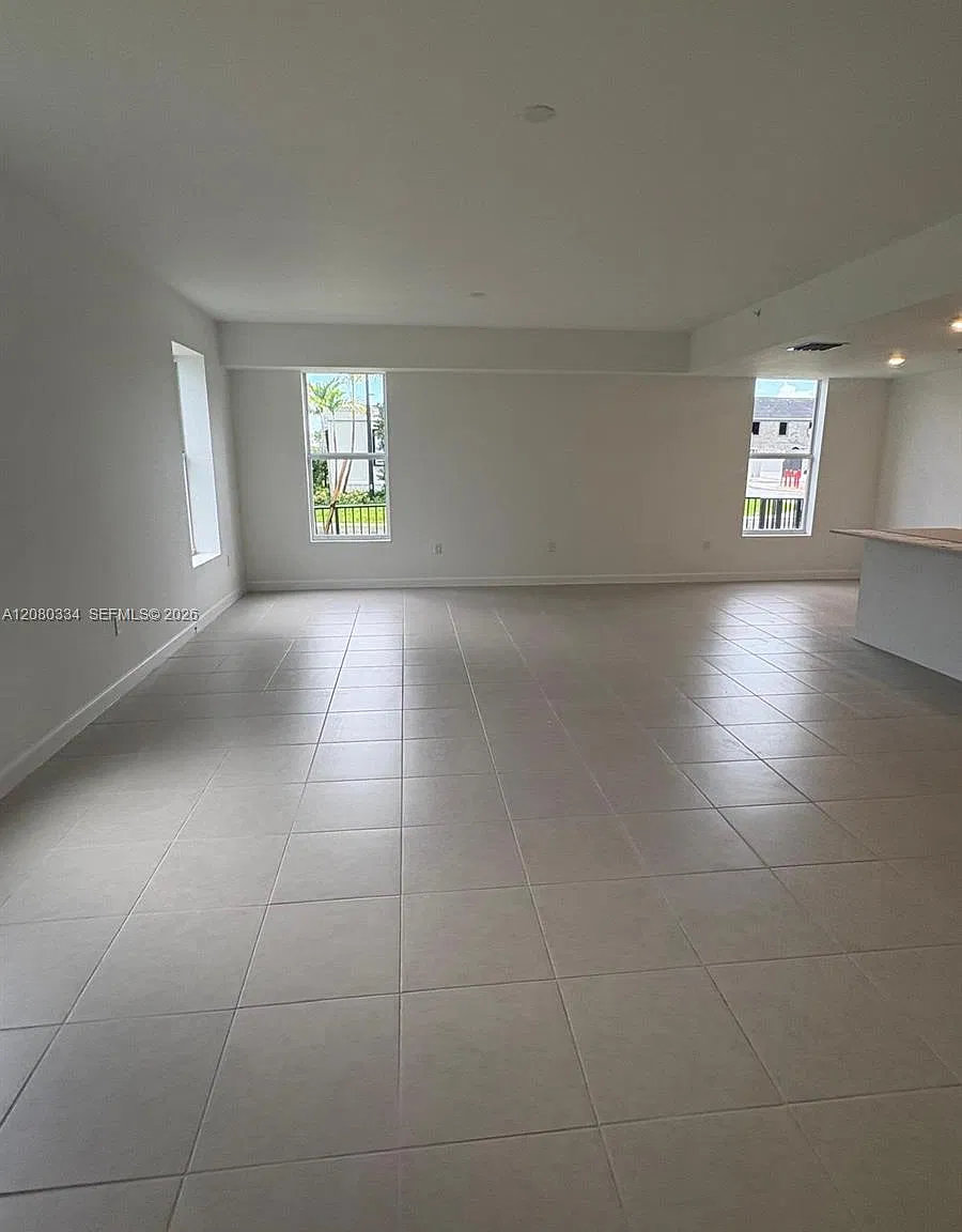 3 bed, 2.5 bath, 1890 sqft, $2,800 — Photo 3