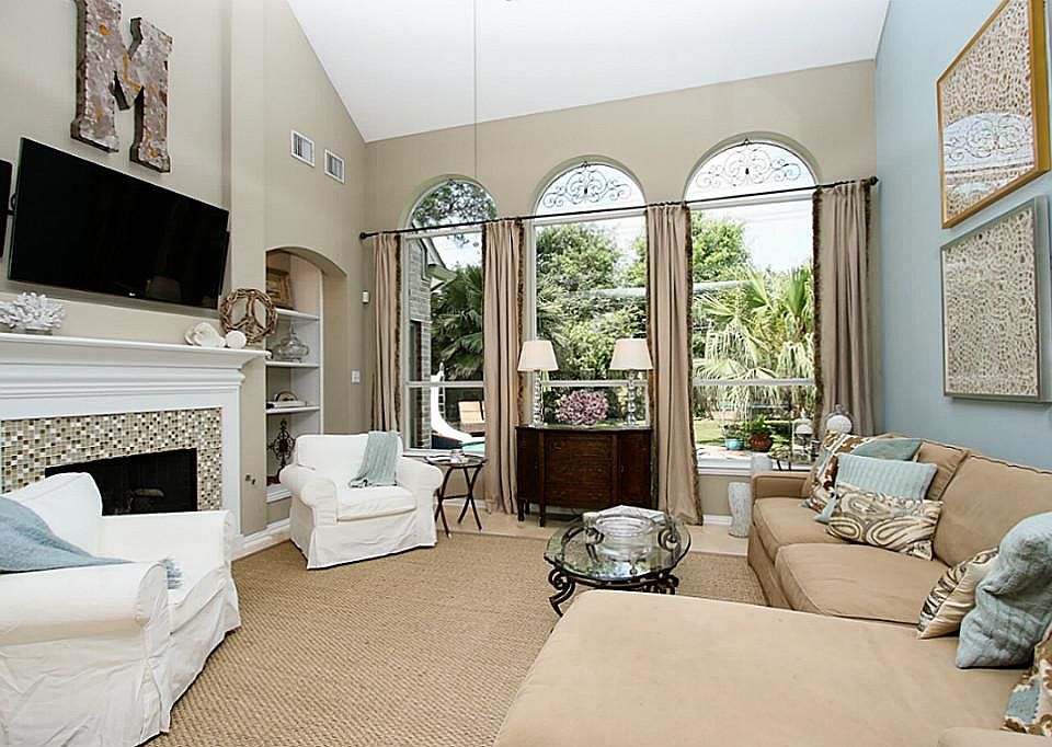 1st image of 435 W Gaywood Dr