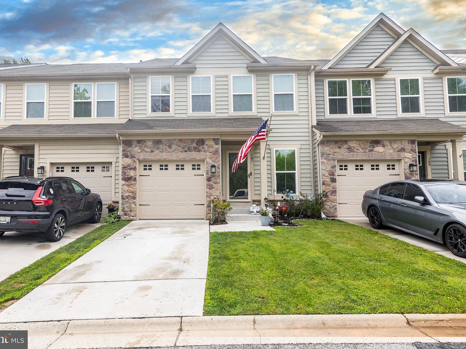 3 bed, 3.5 bath, 3365 sqft, $2,750 — Photo 1