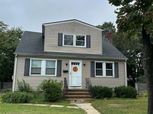 1569 4th St, West Babylon, NY 11704