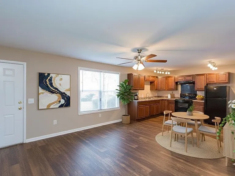 Maple Creek Apartments — Photo 9