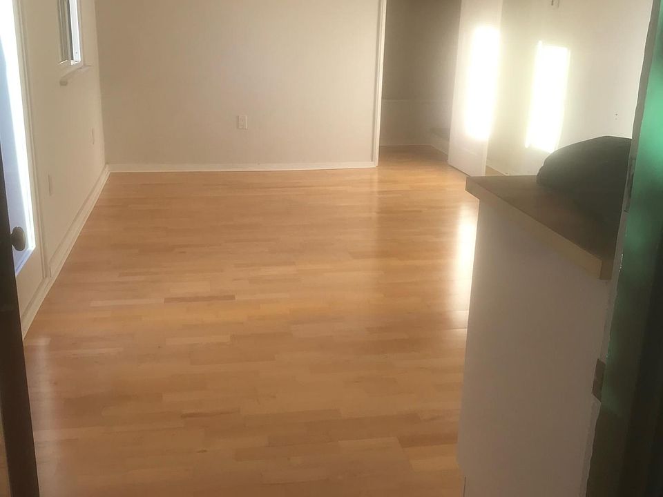 2nd image of 3838 Greenwood Ave