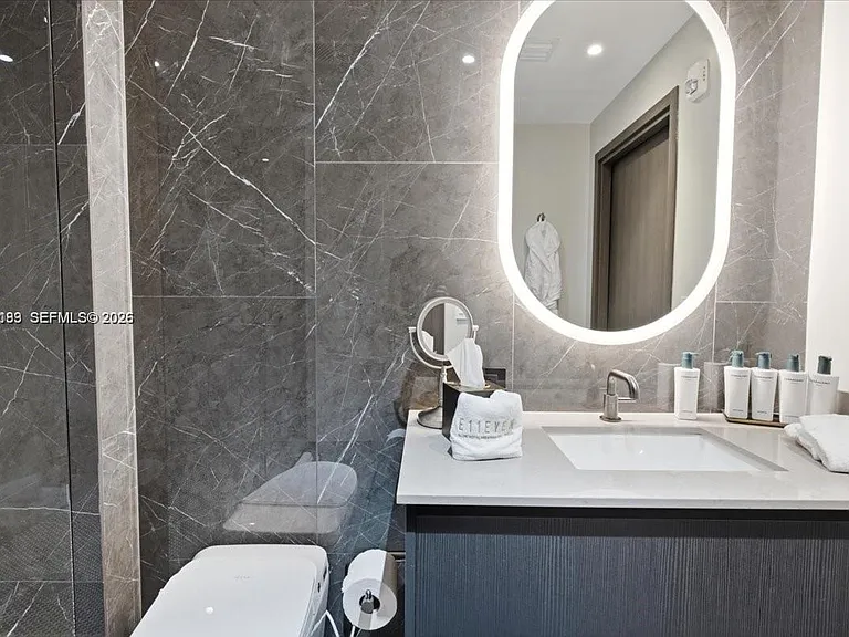 20 NE 11th St #4904-B — Photo 10