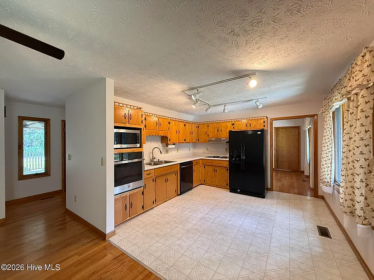 315 W Craven Ave — Photo 13