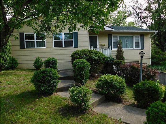 2nd image of 407 E 9th St