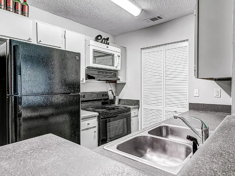 2393 Continental Ave #B13 — Photo 11