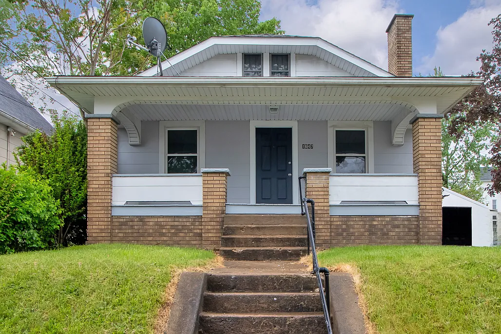 1647 Saint Elmo Ave NE photo 1