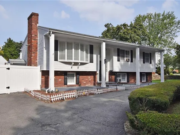 141 Lakeview Dr, Providence, RI 02910