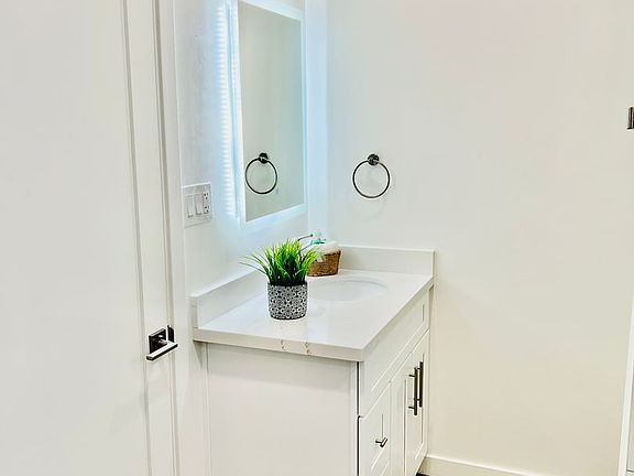 5th image of 530 E Mariposa St APT 29