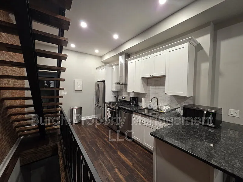 2 bed, 1.5 bath, 1018 sqft, $2,600 — Photo 2