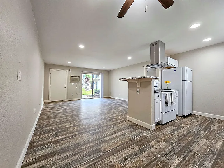 Sandalwood Apartments — Photo 9