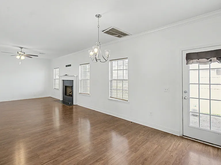 390 Fairview Cir — Photo 8