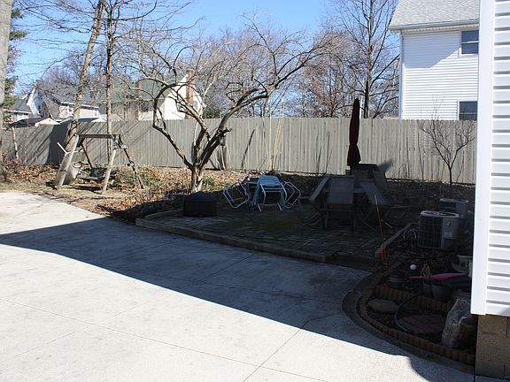 4th image of 931 Falls Ave