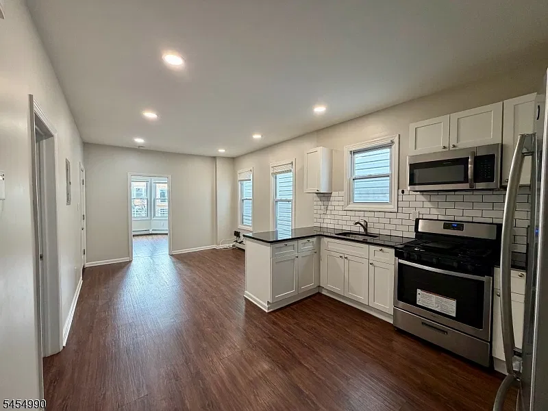 3 bed, 1.0 bath, $2,100 — Photo 1