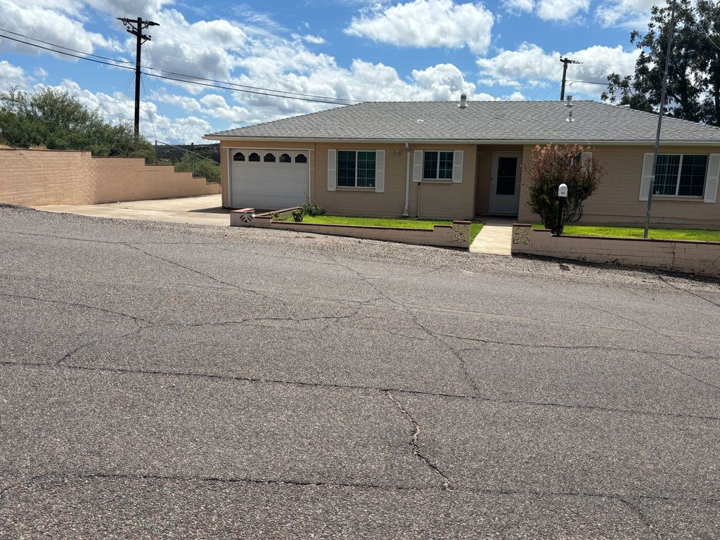 856 E Skyline Dr - Property Image