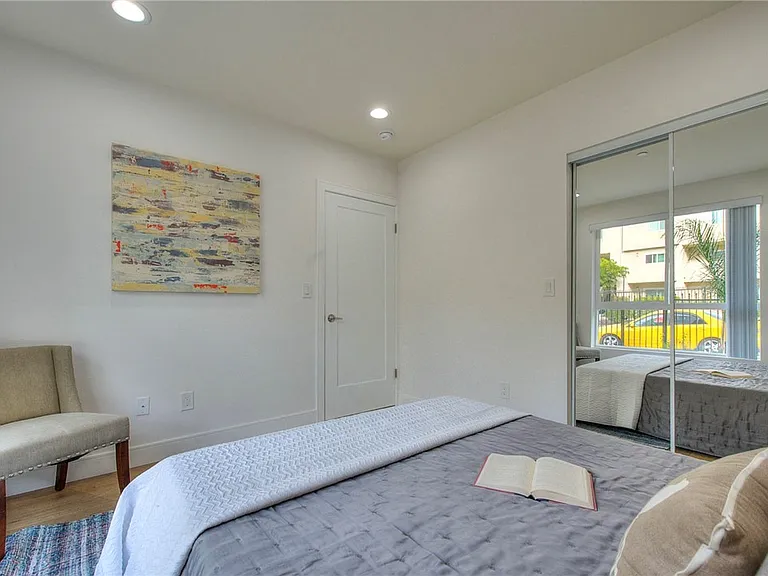 11722 Hamlin St — Photo 11