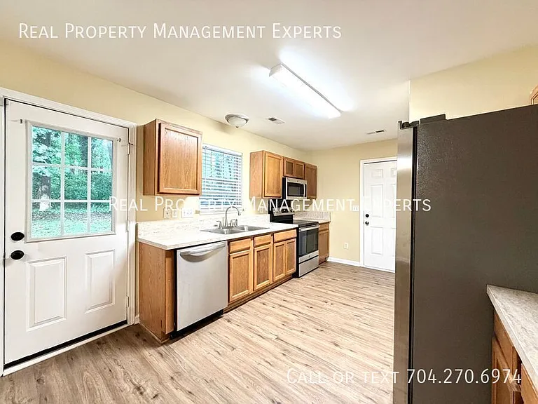 4025 Oakwood Rd — Photo 4