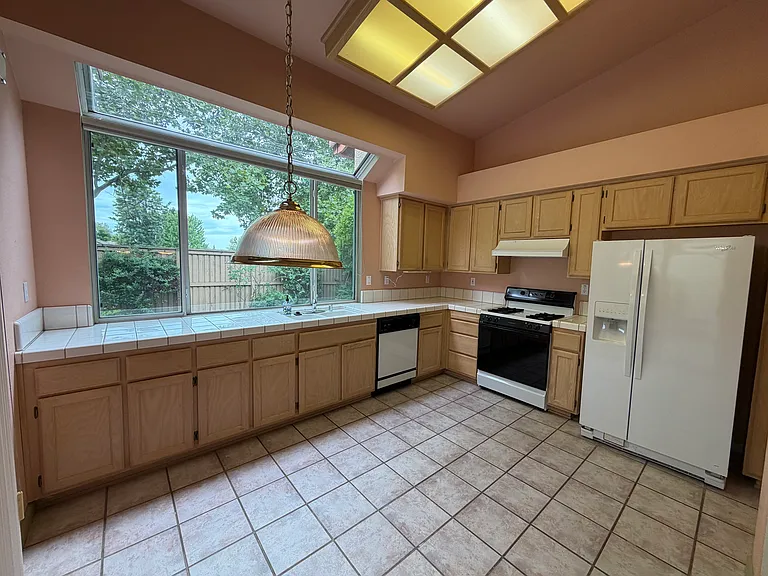 2833 Catalina Dr — Photo 10