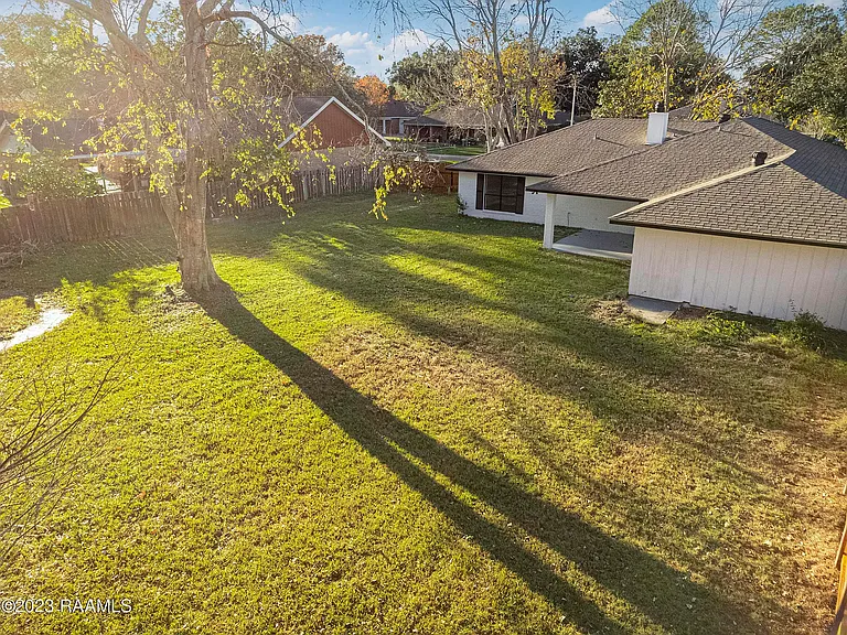 101 Van Dyke Ct — Photo 32