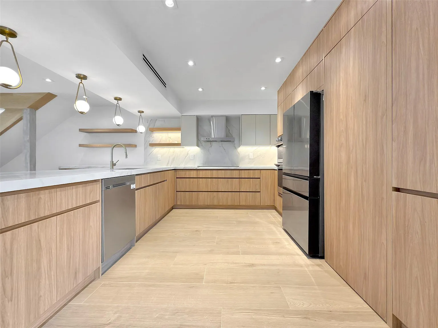 4 bed, 4.0 bath, 2126 sqft, $8,500 — Photo 3