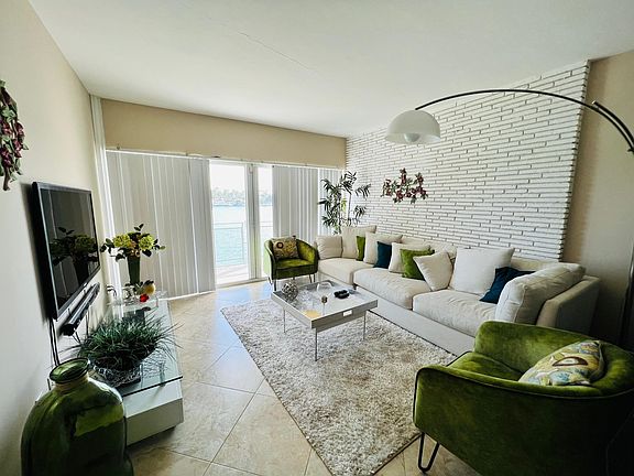 5th image of 954 Bay Dr #7