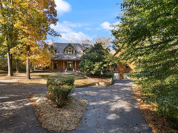 4th image of 270 Wondering Woods Dr