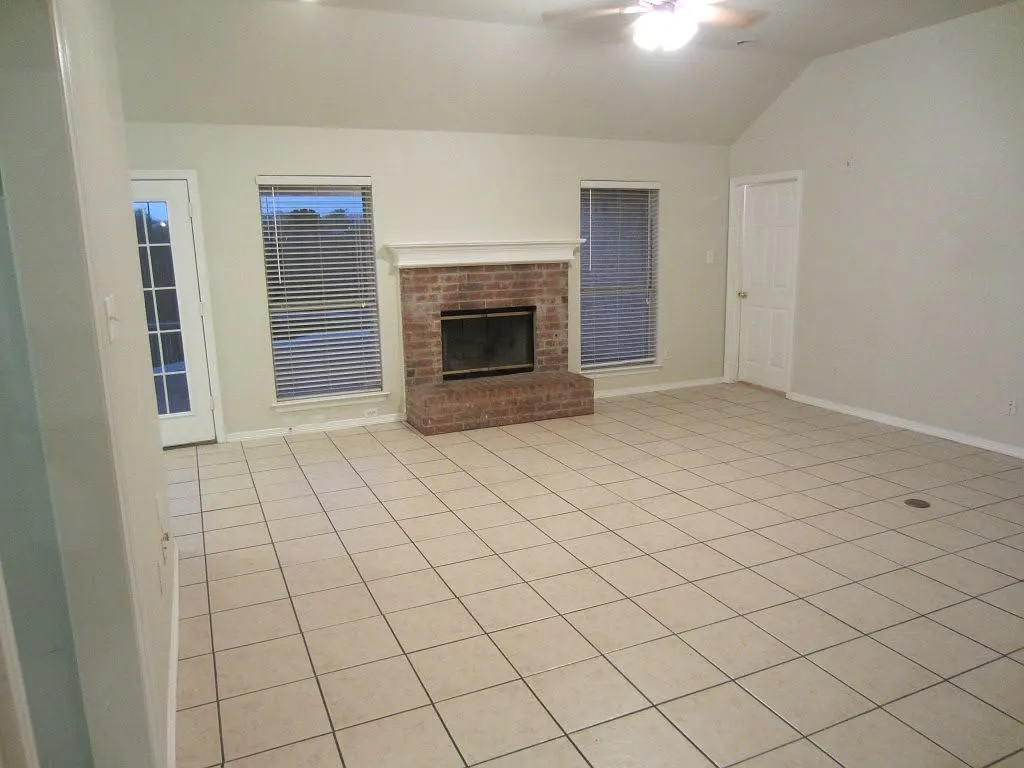 4 bed, 2750 sqft, $2,500 — Photo 4