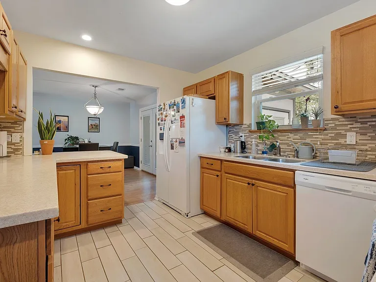 310 Lancaster Dr — Photo 16