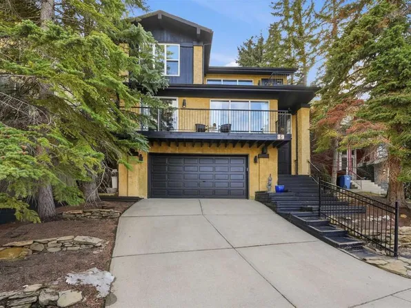 39 NE Coach Manor Ter SW, Calgary, AB T3H 1C9