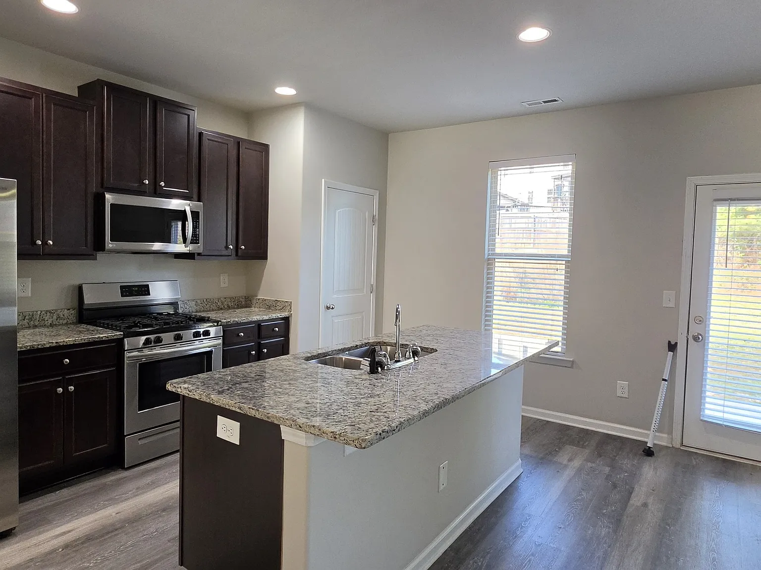 3 bed, 2.5 bath, 2188 sqft, $2,200 — Photo 2