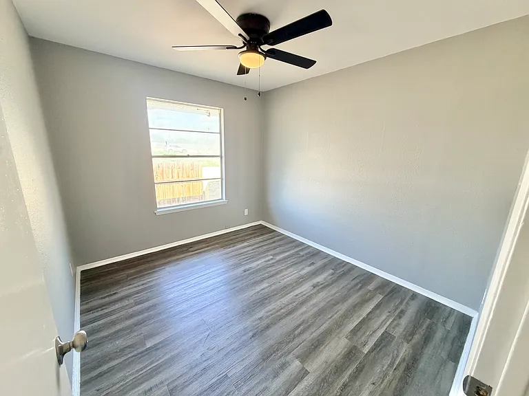 102 Charing Cross Ln — Photo 15