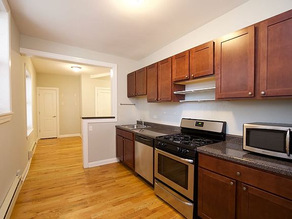 3rd image of 4423 N Wolcott Ave Unit B4