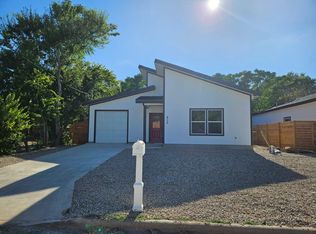 515 Sabine St, Lockhart, TX 78644