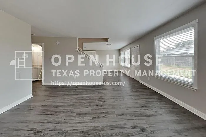4 bed, 2.5 bath, 2510 sqft, $2,295 — Photo 3